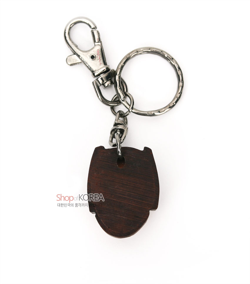 [텍스트: Shop of KOREA, 대한민국의 품격까지 전합니다] 금속 고리와 체인에 연결된 짙은 갈색 나무 재질 탈 장식, 매끄러운 면 처리와 단순한 실루엣이 돋보이는 하회탈 열쇠고리 구성