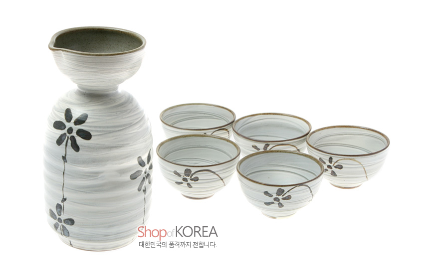 [텍스트: Shop of KOREA 대한민국의 품격까지 전합니다.] 백자 느낌의 도자기 재질에 회색 물결무늬와 먹색 국화 문양을 수묵화처럼 표현한 주병과 술잔 세트 구성