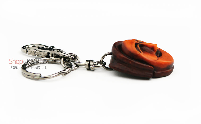 [텍스트: Shop of KOREA 대한민국의 품격, 세상까지 전합니다.] 금속 체인과 고리 연결, 갈색·주황색 대비 하회 양반탈 형상의 입체 조각 키홀더 디자인
