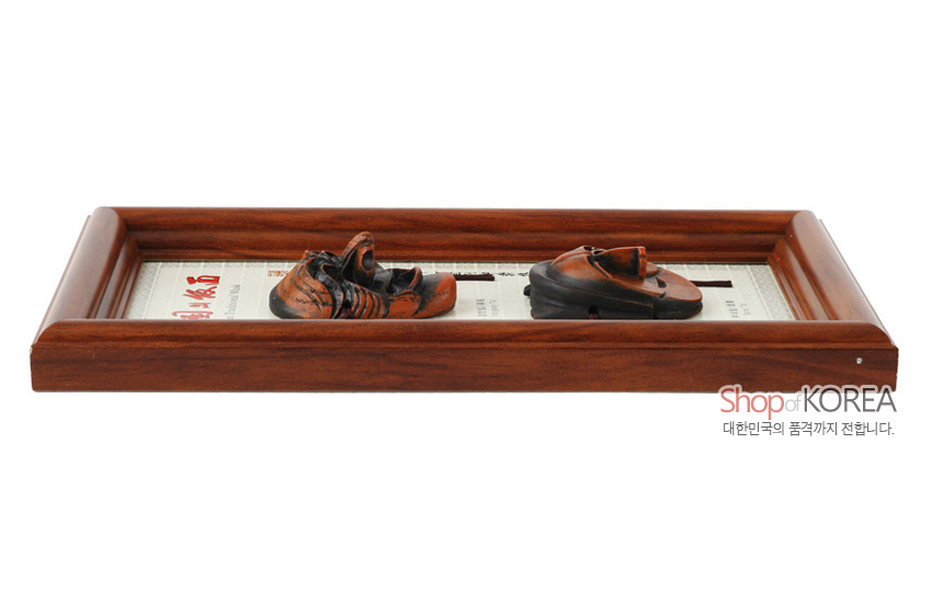 [텍스트: Shop of KOREA 대한민국의 품격까지 전합니다.] 갈색 원목 프레임 속 한지 바탕 위에 목각 부네탈·양반탈을 부조 형태로 배치한 전통 장식 액자 구성
