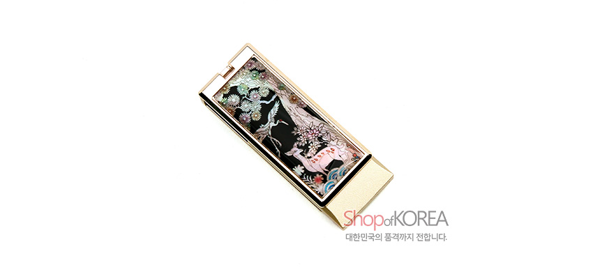[텍스트: Shop of KOREA 대한민국의 품격까지 전합니다.] 금속 테두리에 흑색 옻칠 바탕, 자개 상감으로 송학·사슴·소나무와 구름을 오색으로 표현한 직사각형 USB 디자인
