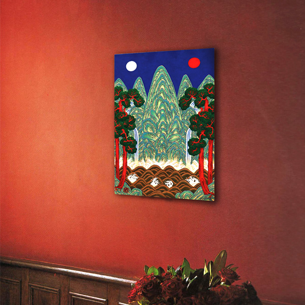 민화 아크릴 액자 - 일월오봉도 짙은 청색 하늘 아래 해와 달, 초록빛 오봉과 붉은 소나무, 물결무늬 수면이 아크릴 패널에 선명하게 표현된 민화 일월오봉도 액자 구성