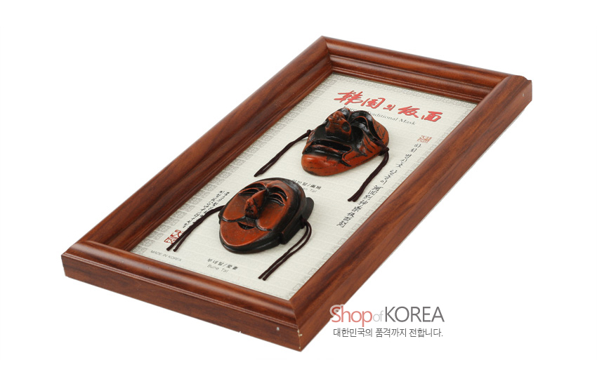 [텍스트: 韓國의 假面, Traditional Mask, Shop of KOREA, MADE IN KOREA 등] 원목색 직사각 액자에 갈색 목각 부네탈·양반탈 입체 배치한 세로형 장식 이미지