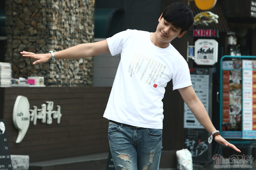 [텍스트: café comma] 흰색 면 티셔츠 위 금빛 입체발포 기법으로 배열된 훈민정음 한글·한자 서체 문양, 붉은 낙관 포인트 디자인