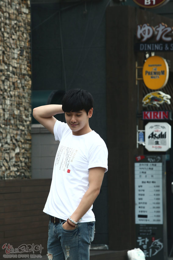 [텍스트: 샵오브코리아] 흰색 면 티셔츠 위 금빛 입체발포 기법으로 훈민정음 한글·한자 문양을 세로 배열한 디자인, 붉은 낙관 포인트가 돋보이는 구성