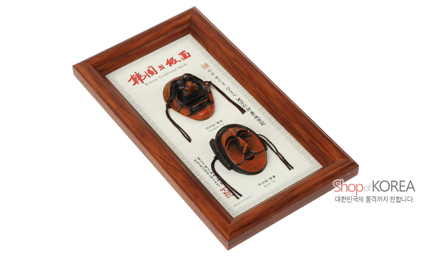 [텍스트: 韓國의 傳統面 Korean Traditional Mask, 양반탈, 부네탈, Shop of KOREA 대한민국의 품격까지 전합니다.] 갈색 원목 프레임에 양반탈·부네탈 목각 장식, 한글·한자 서체 문양과 전통 문양 배경의 세로형 액자 디자인