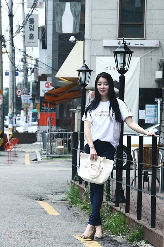 [텍스트: ㅇ ㅏ ㄴ ㄴ ㅕ ㅇ ㅎ ㅏ ㅅ ㅔ ㅇ ㅛ] 아이보리 캔버스 천에 다채로운 색상의 한글 자모 3D 입체발포 프린팅이 배치된 에코백 연출 이미지