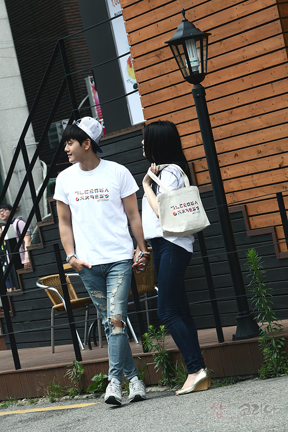 [텍스트: ㄱㅏㄴㄷㅏ라마바사] 아이보리색 면 캔버스 재질에 다채로운 색상의 한글 자모 3D 입체발포 프린트가 배치된 에코백 연출 이미지