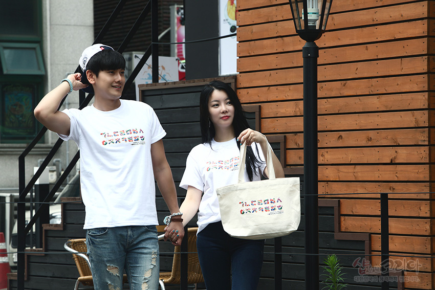 [텍스트: 가나다라마바사 아자차카타파하] 아이보리 캔버스 천 위에 다채로운 색상의 한글 자모를 3D 입체발포 기법으로 프린팅한 에코백 연출 이미지