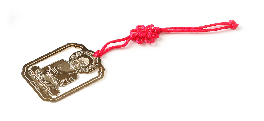 금장 책갈피 大-석굴암본존불 금속 재질에 석굴암 본존불을 섬세한 양각 기법으로 표현하고, 붉은 전통 매듭 끈을 더한 금장 책갈피 디자인