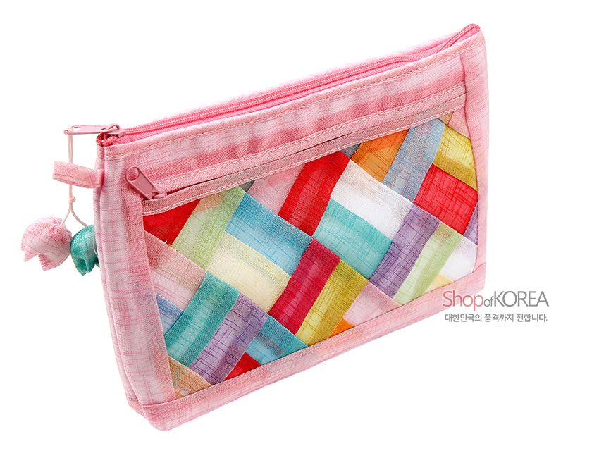 [텍스트: Shop of KOREA 대한민국의 품격까지 전합니다.] 연분홍 모시 바탕에 다채로운 색상의 조각보 패치워크와 지퍼, 실타래 장식을 더한 직사각형 파우치 이미지 설명
