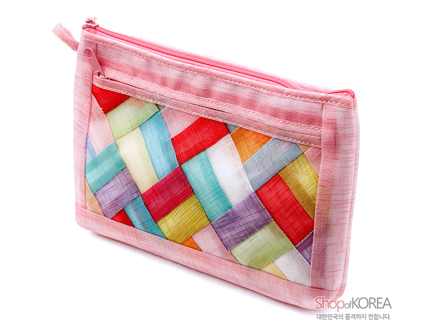 [텍스트: Shop of KOREA 대한민국의 품격까지 전합니다.] 연분홍 모시 바탕에 다양한 색상의 직사각 조각보 패치워크가 더해진 지퍼형 파우치 디자인