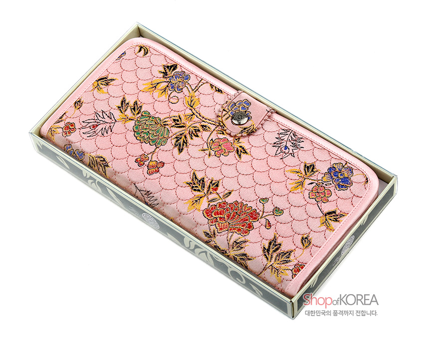 [텍스트: ShopofKOREA 대한민국의 품격까지 전합니다.] 연분홍 비단 누비 바탕에 조개비늘 전통무늬와 다채로운 꽃·모란 자수, 금속 장식 버튼이 조화를 이룬 장지갑 이미지 설명