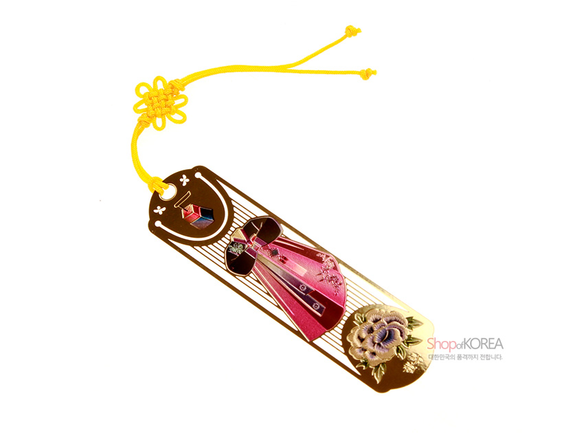 [텍스트: ShopofKOREA] 금장 금속 바탕 위에 분홍색 한복과 꽃문양을 에나멜 기법으로 장식하고 노란색 전통 매듭 끈을 더한 책갈피 이미지 설명