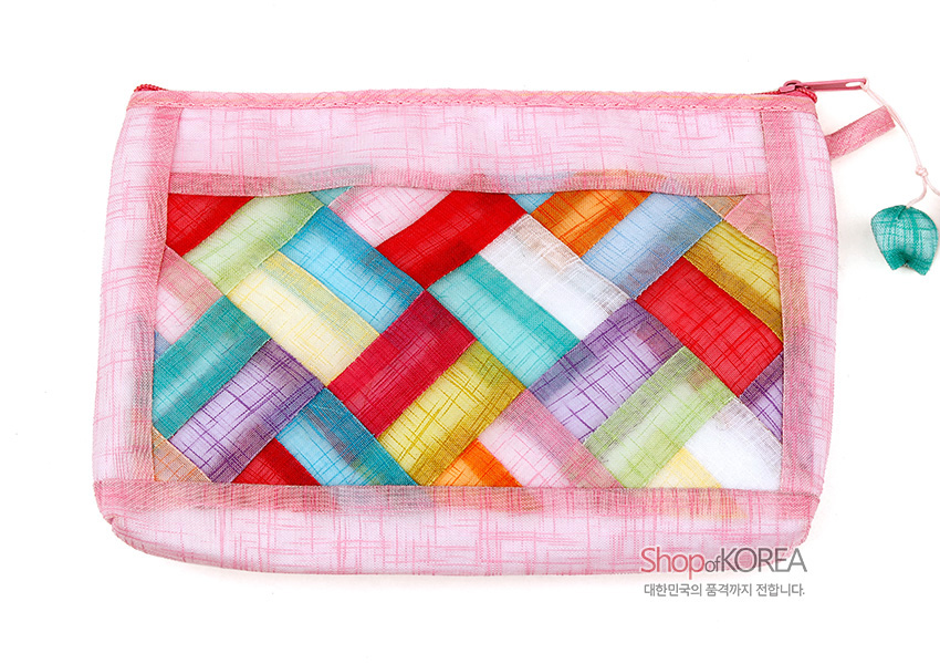 [텍스트: Shop of KOREA / 대한민국의 품격까지 전합니다.] 연분홍 모시 바탕에 다채로운 색 실을 사선으로 결구한 조각보 패치워크와 지퍼 장식이 어우러진 직사각 모시 파우치 모습