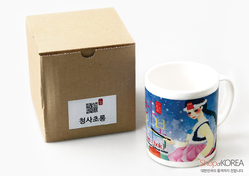 [텍스트: 청사초롱, Shop of KOREA 대한민국의 품격까지 전합니다.] 한복 소녀와 청사초롱 일러스트가 인쇄된 도자기 머그컵, 파랑·분홍 대비 색감과 눈 내리는 배경이 조화된 디자인