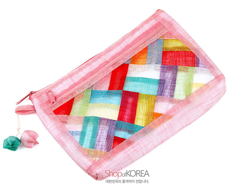 [텍스트: Shop of KOREA 대한민국의 품격까지 전합니다.] 연분홍 모시 바탕에 다채로운 색상의 직사각형 조각보 패치워크가 더해진 지퍼형 파우치 디자인