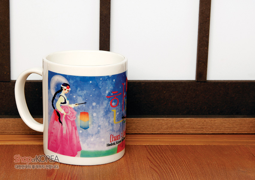 [텍스트: Shop of KOREA / 대한민국의 품격까지 전합니다 / hanbok / Hanbok Korea] 밤하늘과 달 배경, 분홍 한복 소녀와 다채로운 청사초롱 일러스트가 인쇄된 도자 머그컵 디자인