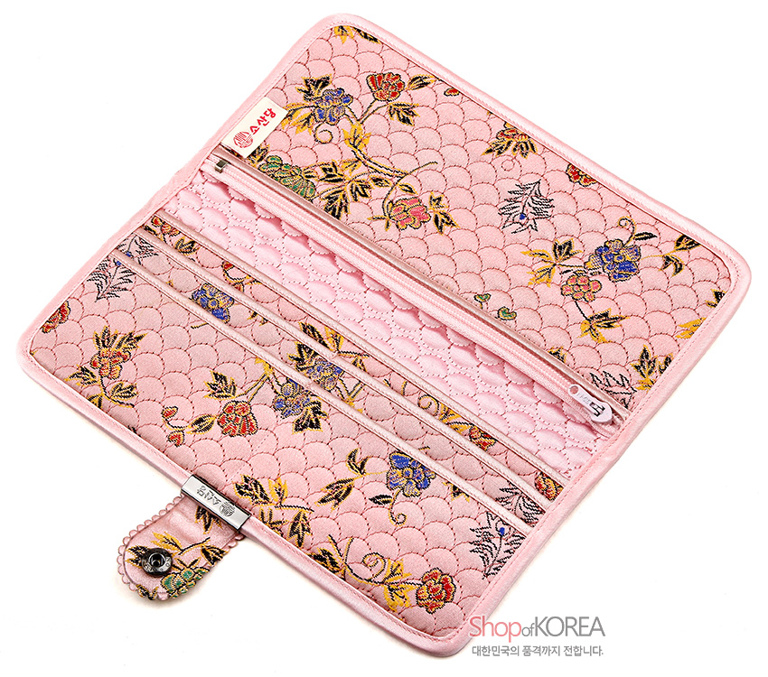 [텍스트: 소산당, ShopofKOREA 대한민국의 품격까지 전합니다.] 연분홍 비단 누비 바탕에 조개비늘 전통무늬와 다채로운 꽃·잎사귀 자수, 내부 지퍼 포켓이 조화를 이룬 장지갑 디자인