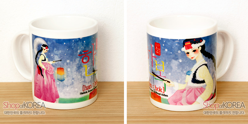 [텍스트: Shop of KOREA, 대한민국의 품격까지 전합니다., han bok, Hanbok Korean traditional clothes] 한복 차림 소녀와 청사초롱 일러스트가 인쇄된 도자 머그컵, 파랑·분홍 대비와 눈 내리는 배경의 동양화풍 디자인