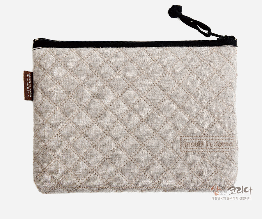 [텍스트: made in korea] 베이지색 린넨 느낌 퀼팅 원단에 사선 격자 누비 기법을 더한 사각 지퍼 파우치 디자인
