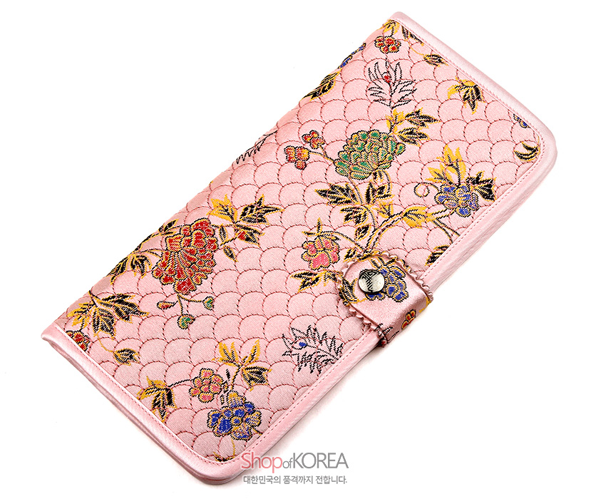 [텍스트: Shop of KOREA 대한민국의 품격까지 전합니다.] 연분홍 비단 누비 바탕에 조개비늘 전통문양과 다채로운 꽃, 나뭇잎 자수를 더한 장지갑 디자인