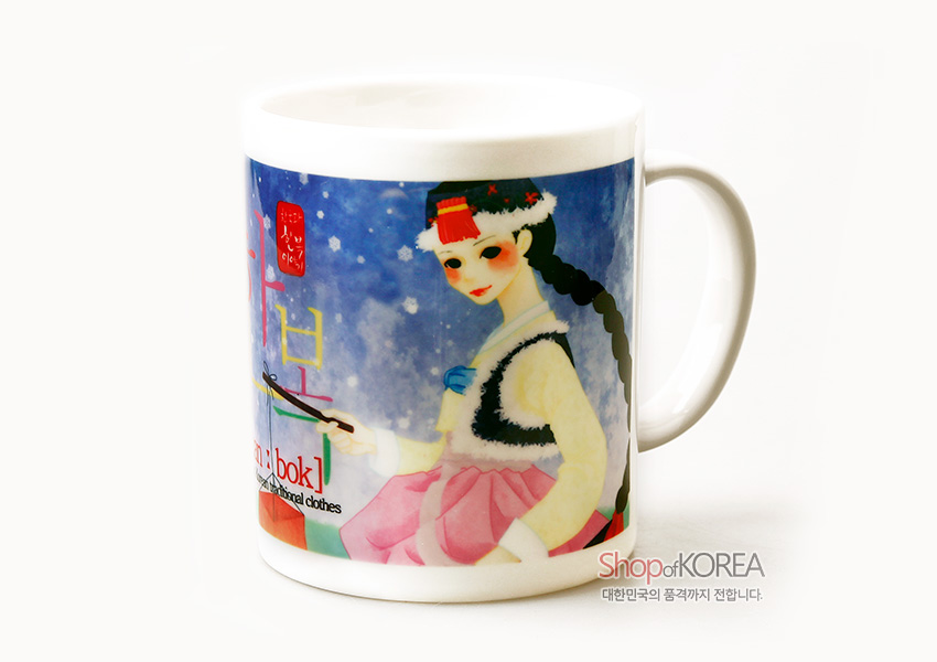 [텍스트: hanbok traditional clothes / Shop of KOREA 대한민국의 품격까지 전합니다.] 한복 차림 소녀와 청사초롱 일러스트가 인쇄된 도자 머그컵, 파랑과 분홍의 대비 색감과 눈 내리는 풍경 배경의 디자인