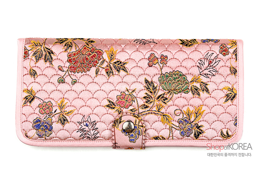 [텍스트: ShopofKOREA 대한민국의 품격까지 전합니다.] 연분홍 비단 누비 바탕에 조개비늘 전통무늬와 모란·국화 등 다채로운 꽃자수, 금속 단추 장식이 더해진 장지갑 이미지 설명