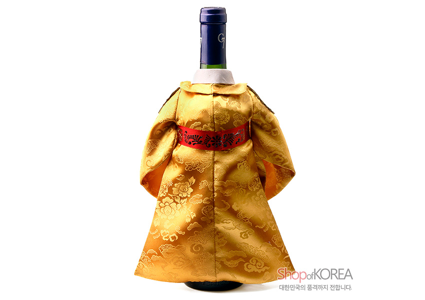 [텍스트: ShopofKOREA 대한민국의 품격까지 전합니다.] 황색 비단에 구름·꽃 문양이 직조된 왕복 형태 와인 커버, 붉은 색 매듭 문양 허리 장식과 대비를 이루는 디자인