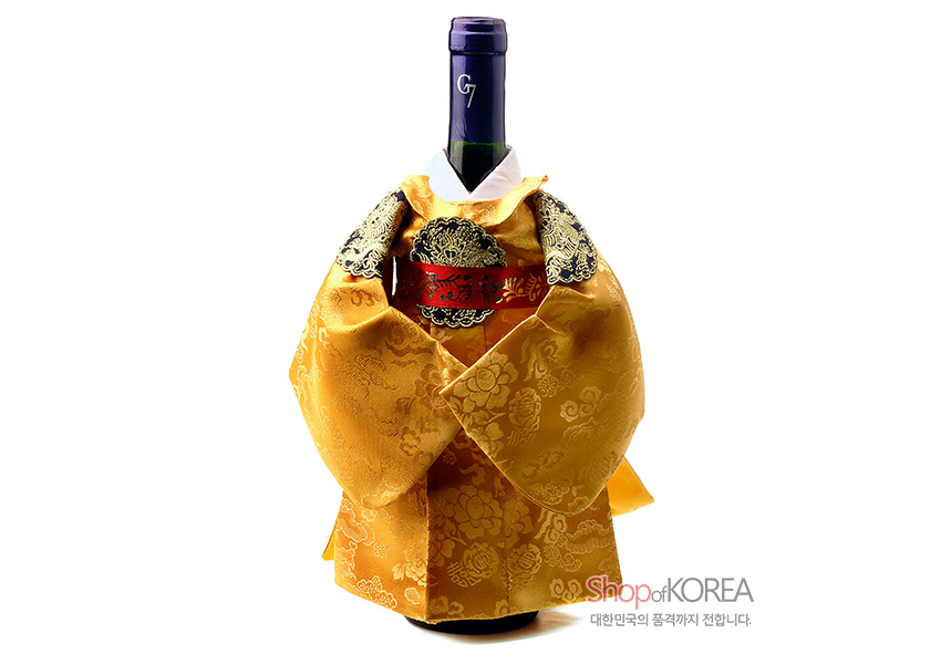 [텍스트: Shop of KOREA 대한민국의 품격까지 전합니다.] 황색 비단에 구름·국화 문양이 짜인 왕복 형식 한복 와인커버, 흑색 자수 견장과 붉은 용 문양 금속 장식 포인트 구성