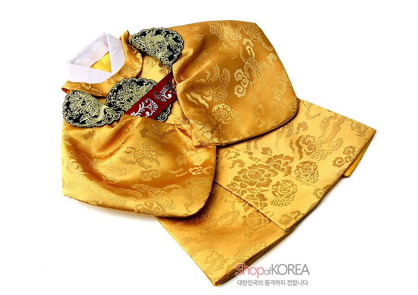 [텍스트: Shop of KOREA 대한민국의 품격까지 전합니다.] 황색 비단에 구름·꽃 문양이 직조된 왕복 형태 한복 와인커버, 흑색 금사 자수 견장과 붉은 용 장식 디테일이 돋보이는 디자인