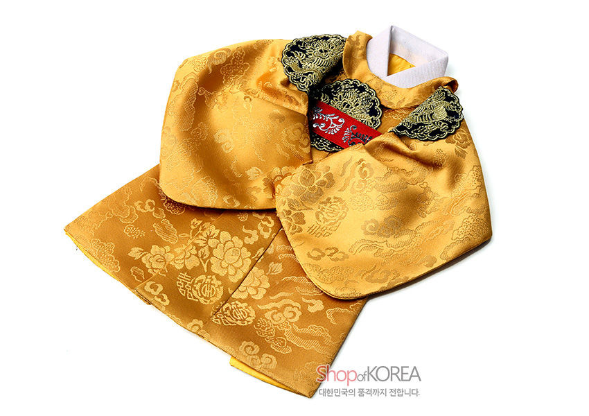 [텍스트: Shop of KOREA, 대한민국의 품격까지 전합니다.] 황색 비단 소재, 구름·꽃·수복문 양단 직조와 흑색 금사 자수 견장, 붉은 용 문양 장식의 왕복 형태 와인커버 디자인