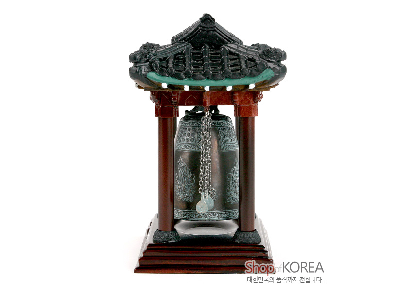 [텍스트: Shop of KOREA 대한민국의 품격까지 전합니다.] 청동색 범종과 세밀한 용문·당초문 장식, 흑색 기와지붕과 목조 기둥 구조가 조화를 이룬 전통 누각 형식 모형 장식품