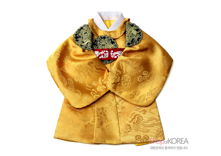 [텍스트: Shop of KOREA 대한민국의 품격까지 전합니다.] 황색 비단에 구름·꽃 문양이 짜여진 왕복 형태 와인커버, 흑색 자수 견장과 붉은 용 문양 장식이 돋보이는 디자인