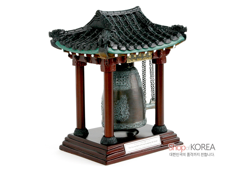 [텍스트: Shop of KOREA 대한민국의 품격까지 전합니다.] 청동 색감 동종과 목조 누각 결합 모형, 기와지붕과 용두 장식, 섬세한 문양과 사각 받침대가 조화를 이룬 전통 종 모형