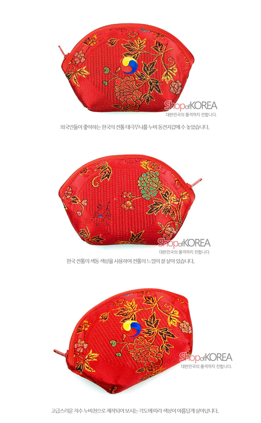 [텍스트: ShopofKOREA 대한민국의 품격까지 전합니다.] 붉은 비단 누비 바탕에 금사로 수놓은 모란과 태극 문양이 돋보이는 반달형 동전지갑 모습