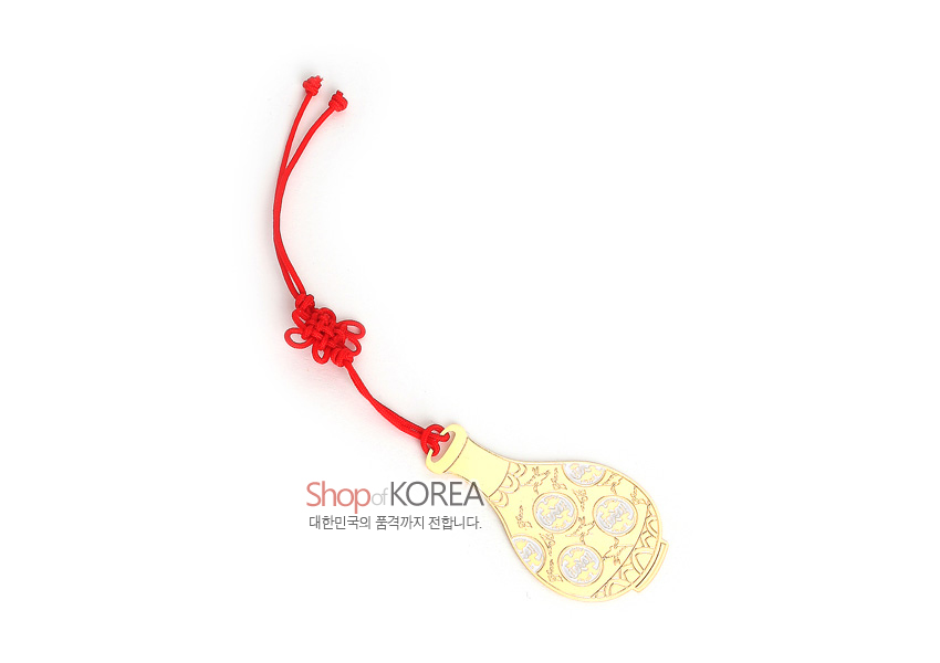 [텍스트: Shop of KOREA 대한민국의 품격까지 전합니다.] 금장 금속 재질 청자 주병 형태 책갈피와 붉은 전통 매듭끈, 상감 기법의 연꽃 원형 문양 장식 이미지