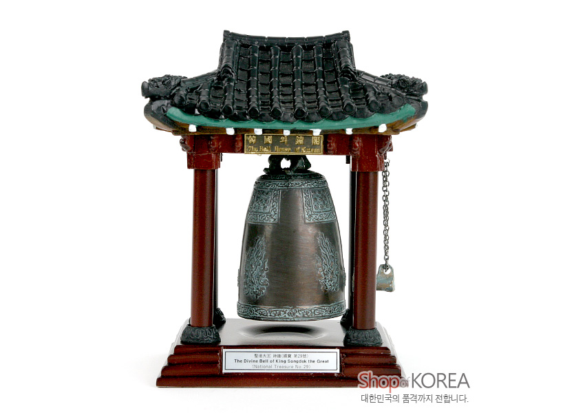 [텍스트: The Divine Bell of King Seongdeok the Great / National Treasure No.29] 청동빛 범종과 용문 양각, 녹청색 기와지붕과 적갈색 목재 기둥이 조화된 합성수지 재질 누각형 모형 장식품