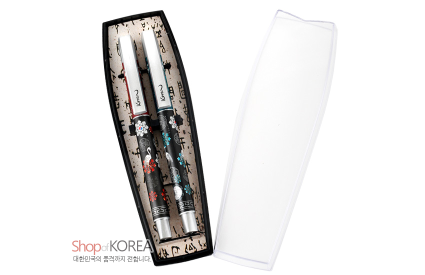 [텍스트: Shop of KOREA 대한민국의 품격까지 전합니다.] 금속 재질 검은 바탕 볼펜에 자개 상감 기법으로 쌍학과 붉은색·청록색 꽃무늬를 새긴 2종 세트 디자인