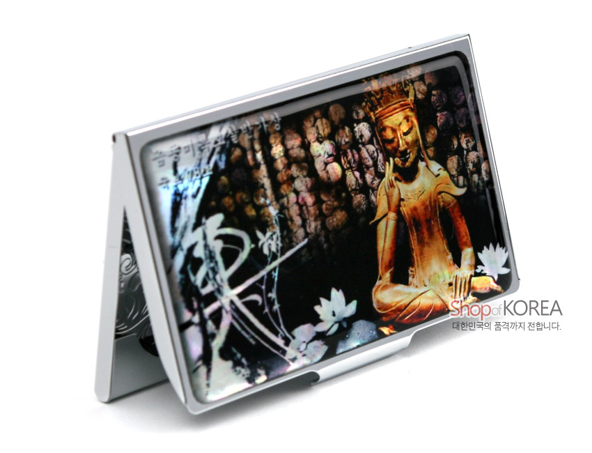 [텍스트: Shop of KOREA 대한민국의 품격까지 전합니다.] 금속 재질 위 흑색 바탕에 미륵보살반가상과 연꽃, 자개 광택이 어우러진 직사각 명함케이스 디자인