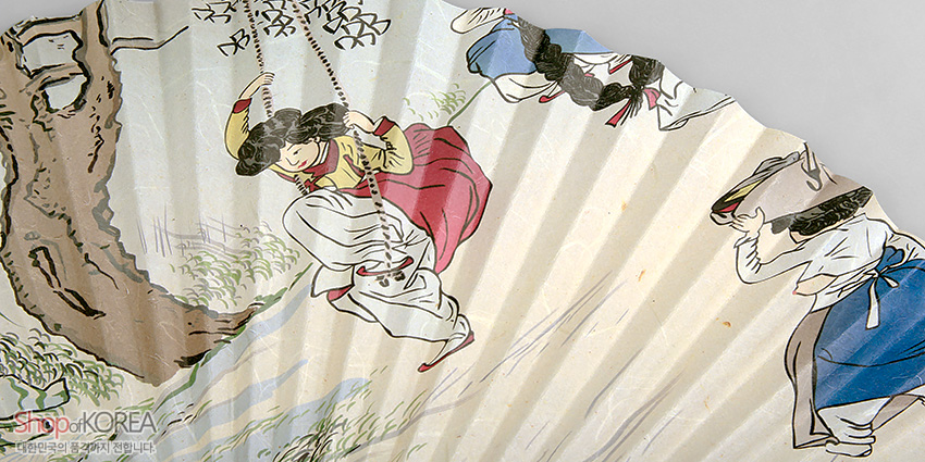 [텍스트: Shop of KOREA, 대한민국의 품격까지 전합니다] 한지 위 담채 기법, 그네 타는 여인과 물동이 인물 풍속 장면, 붉은·노랑·청색 대비 색감 표현