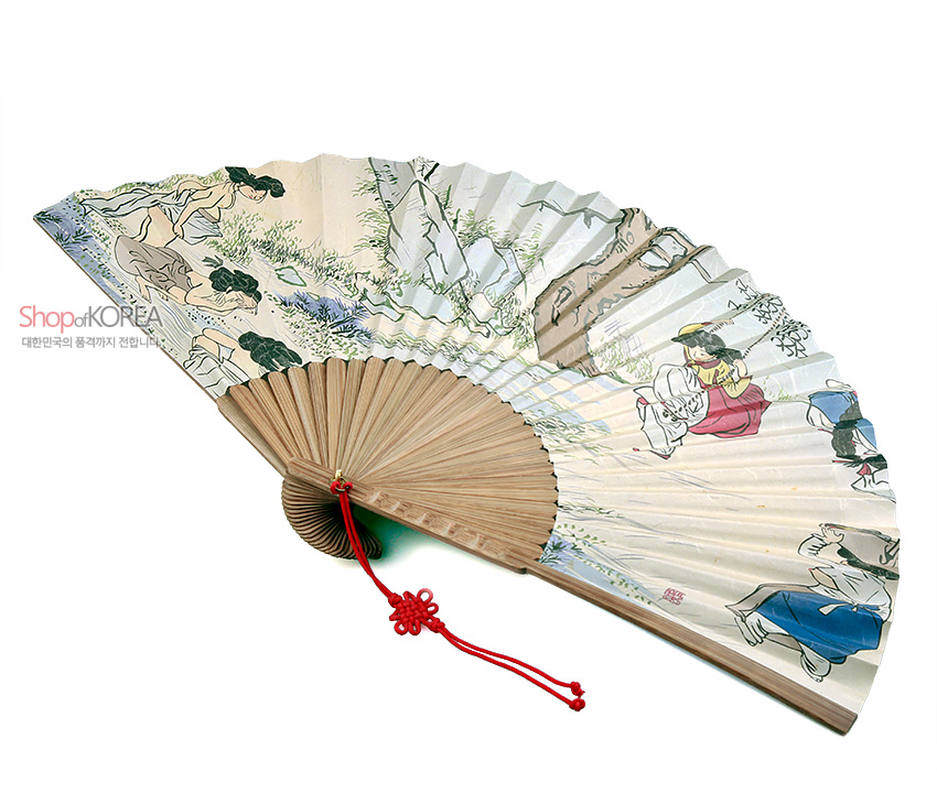 [텍스트: Shop of KOREA 대한민국의 품격까지 전합니다] 대나무 살과 한지 접선 위 신윤복 단오풍정 담채 풍속화, 붉은 전통 매듭 장식 구성