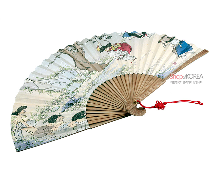 [텍스트: ShopofKOREA 대한민국의 품격까지 전합니다.] 대나무 살과 한지로 이뤄진 접선, 담채 기법의 신윤복 단오풍정 인물·자연 풍속화와 붉은 전통 매듭 장식 특징