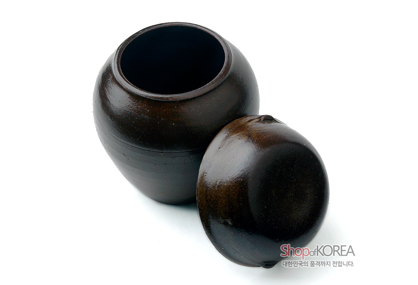 [텍스트: Shop of KOREA 대한민국의 품격까지 전합니다.] 짙은 갈색 유약을 입힌 도자기 미니 옹기항아리와 뚜껑, 부드러운 곡선과 은은한 광택이 돋보이는 전통 항아리 미니어처 소품