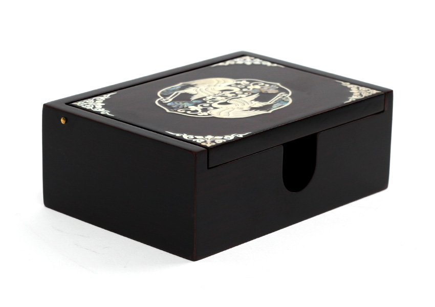 짙은 흑색 무광 옻칠 목재 위에 자개 상감 기법으로 쌍학과 모서리 당초문을 장식한 자동 명함함 디자인