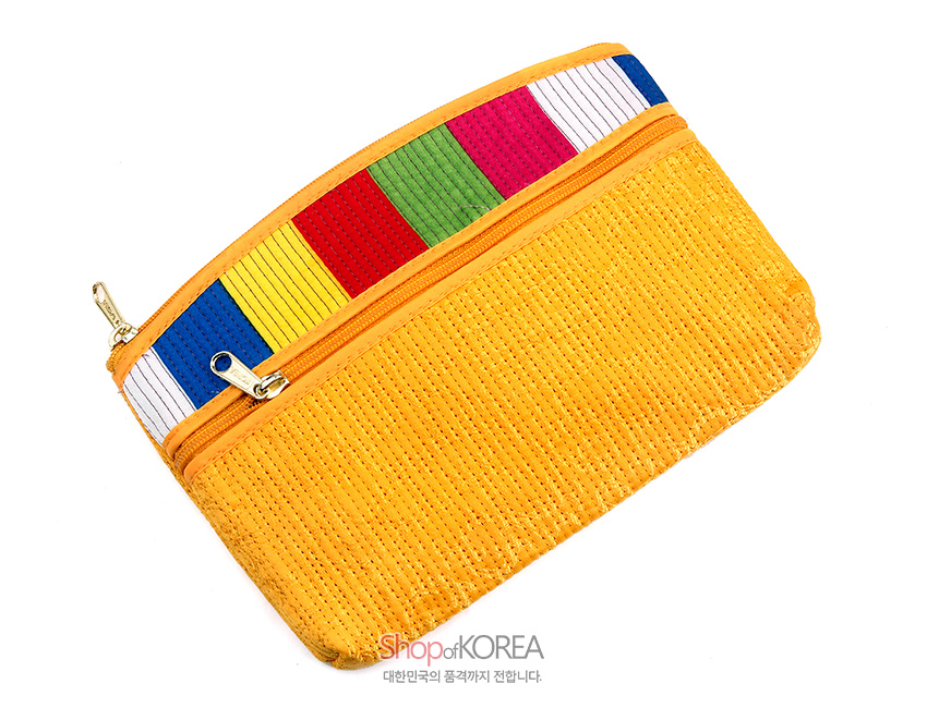 [텍스트: Shop of KOREA 대한민국의 품격까지 전합니다.] 황색 누비 원단과 파랑·노랑·빨강·초록·분홍 색동 배색이 조화를 이루는 금속 지퍼 장식 티슈 지갑 이미지 설명