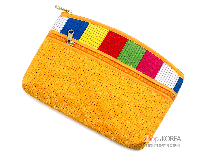 [텍스트: Shop of KOREA 대한민국의 품격까지 전합니다.] 황색 누비 원단에 파랑·노랑·빨강·초록·분홍 색동 포인트와 금속 지퍼 장식이 더해진 직사각형 티슈 지갑 이미지 설명