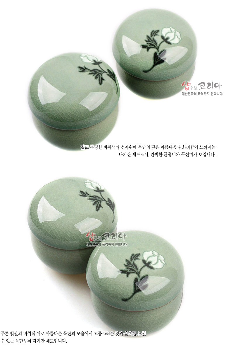 [텍스트: 샵오브코리아 대한민국의 품격까지 전합니다.] 비취색 청자 재질 위 균열 유약 처리와 흑백 대비 상감 목단 문양이 돋보이는 둥근 뚜껑 다기잔 세트 모습
