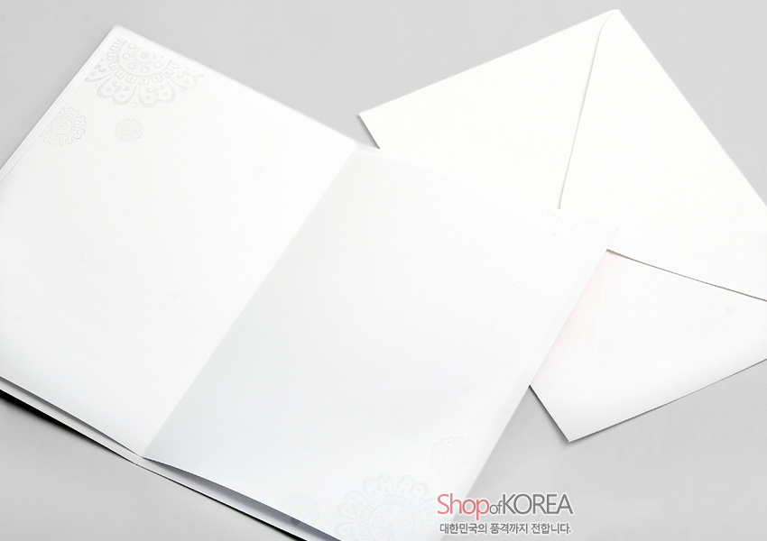 [텍스트: Shop of KOREA / 대한민국의 품격까지 전합니다.] 은은한 장미빛 백색 카드와 봉투, 양각 전통 문양 포인트의 미니멀한 내지 디자인 연하장 구성