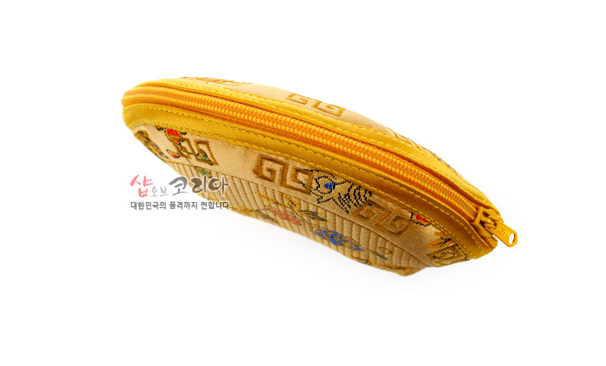 [텍스트: 샵오브코리아 대한민국의 품격까지 전합니다.] 금색 비단 누비 재질에 태극과 연속문, 꽃 자수가 놓인 반달형 지퍼 동전지갑 이미지 설명